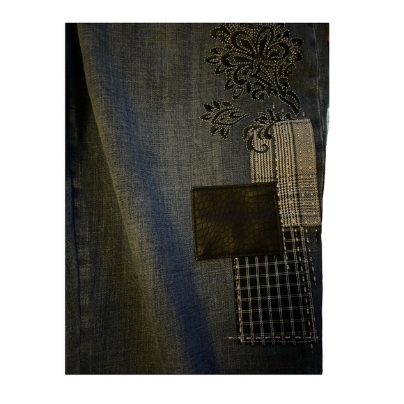 BNWT Chico Women’s Girlfriend Embroidered Patches Ankle Jeans - Picture 5 of 7